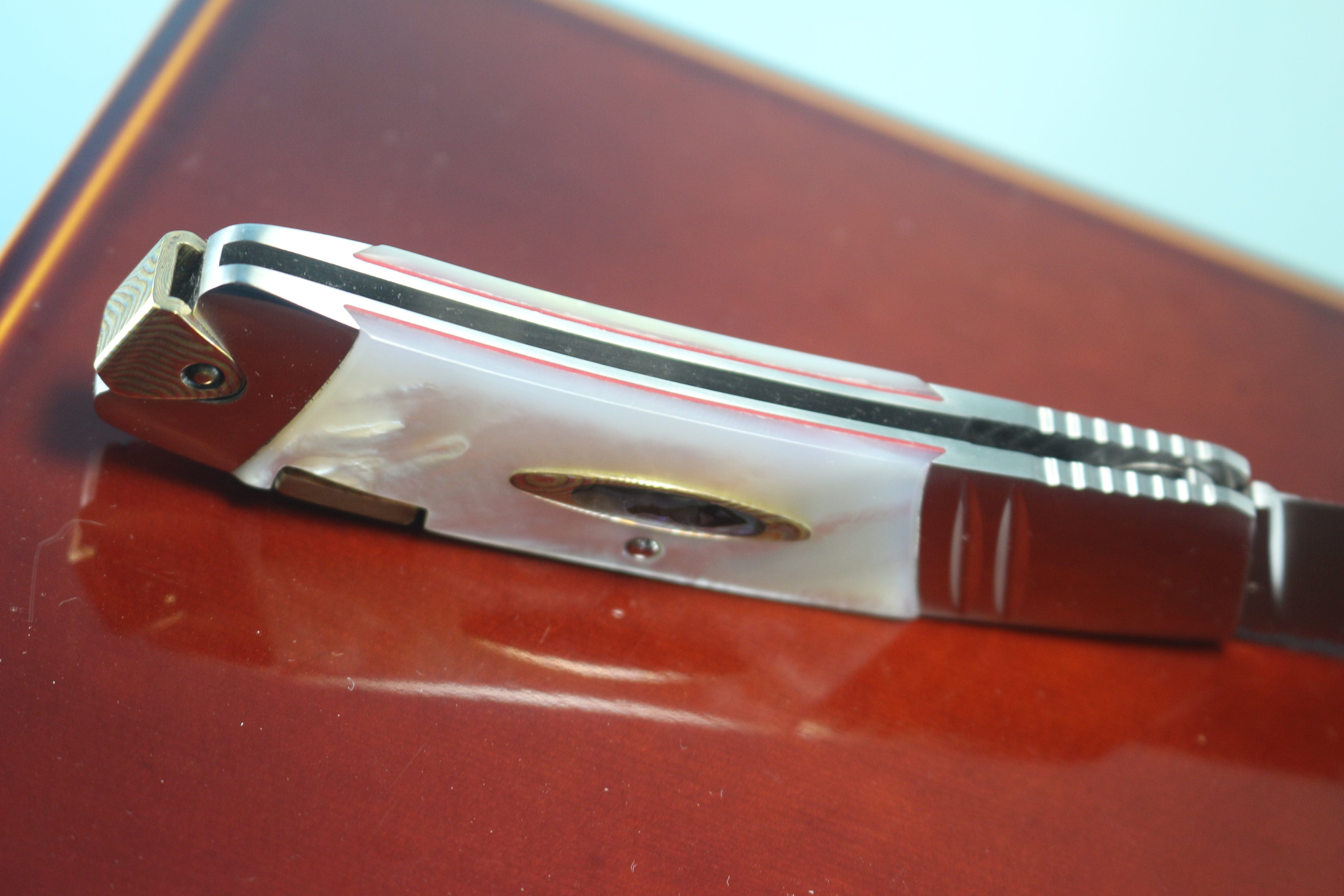 Back Lock Folder Ikuo Nagata IN-20 RWL-34 Back-Lock Folder, White MOP Handle